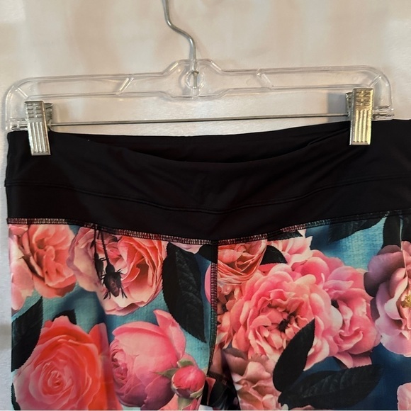 Lululemon  Inspire Crop II Secret‎ Garden size 8 - Picture 8 of 8